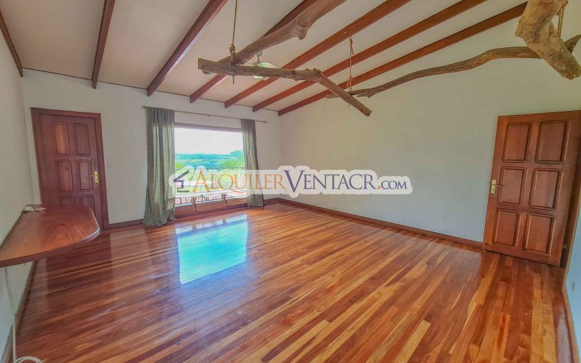 Casa con piscina propia y vista con 2.200 m2 de lote en Santa Ana Piedades