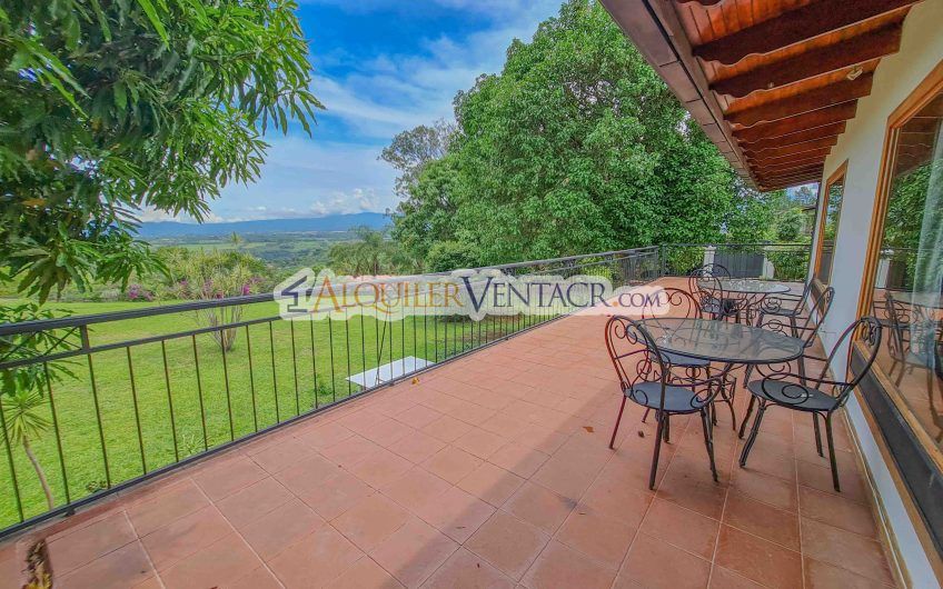 Casa con piscina propia y vista con 2.200 m2 de lote en Santa Ana Piedades