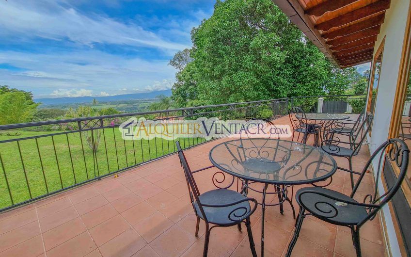 Casa con piscina propia y vista con 2.200 m2 de lote en Santa Ana Piedades