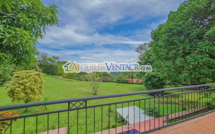 Casa con piscina propia y vista con 2.200 m2 de lote en Santa Ana Piedades