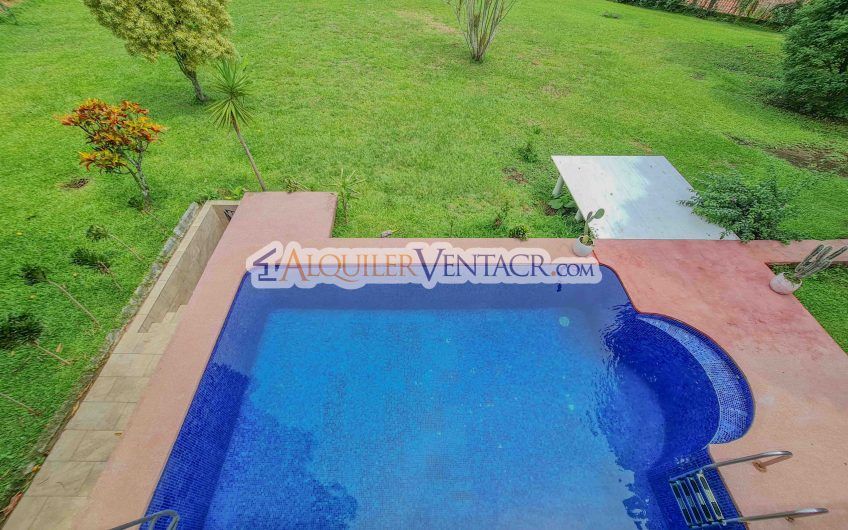 Casa con piscina propia y vista con 2.200 m2 de lote en Santa Ana Piedades