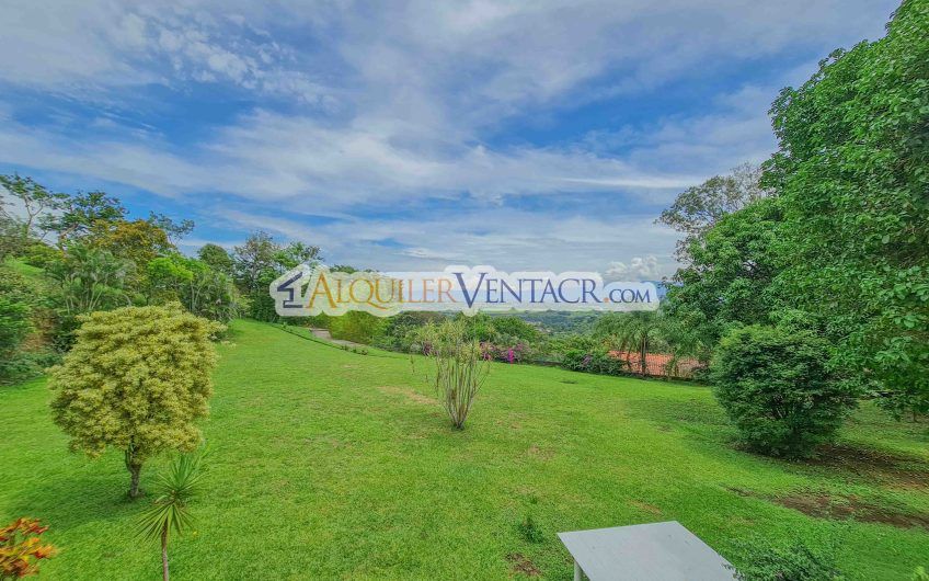 Casa con piscina propia y vista con 2.200 m2 de lote en Santa Ana Piedades