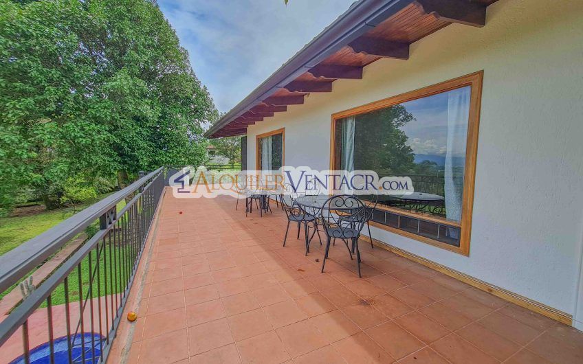 Casa con piscina propia y vista con 2.200 m2 de lote en Santa Ana Piedades