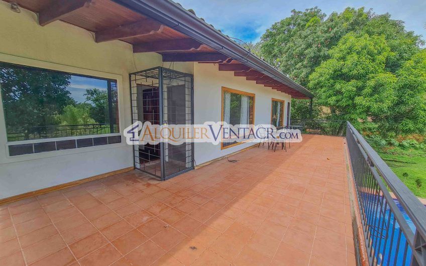 Casa con piscina propia y vista con 2.200 m2 de lote en Santa Ana Piedades