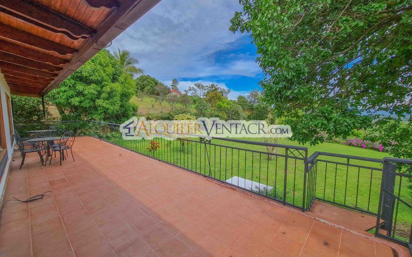 Casa con piscina propia y vista con 2.200 m2 de lote en Santa Ana Piedades