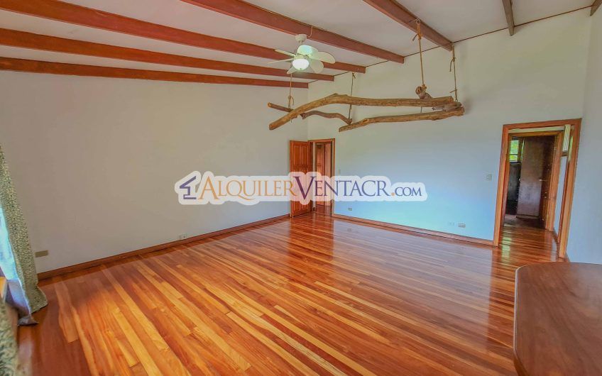 Casa con piscina propia y vista con 2.200 m2 de lote en Santa Ana Piedades