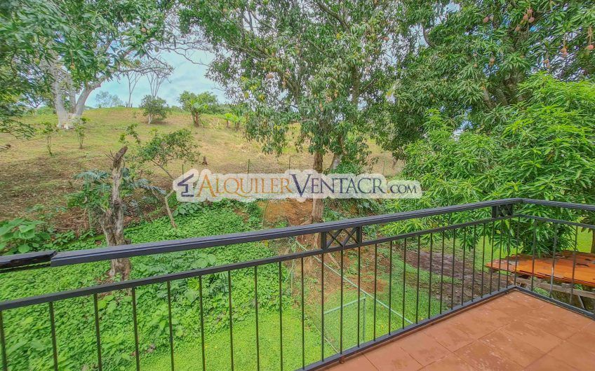 Casa con piscina propia y vista con 2.200 m2 de lote en Santa Ana Piedades