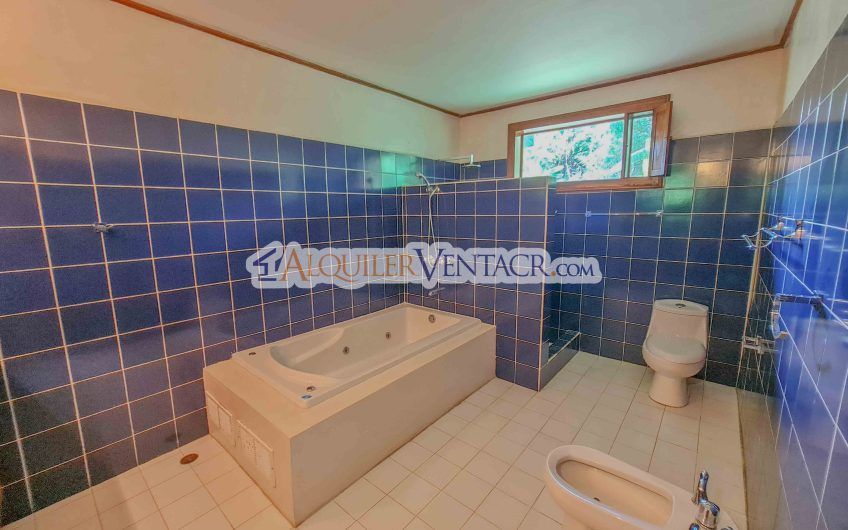 Casa con piscina propia y vista con 2.200 m2 de lote en Santa Ana Piedades