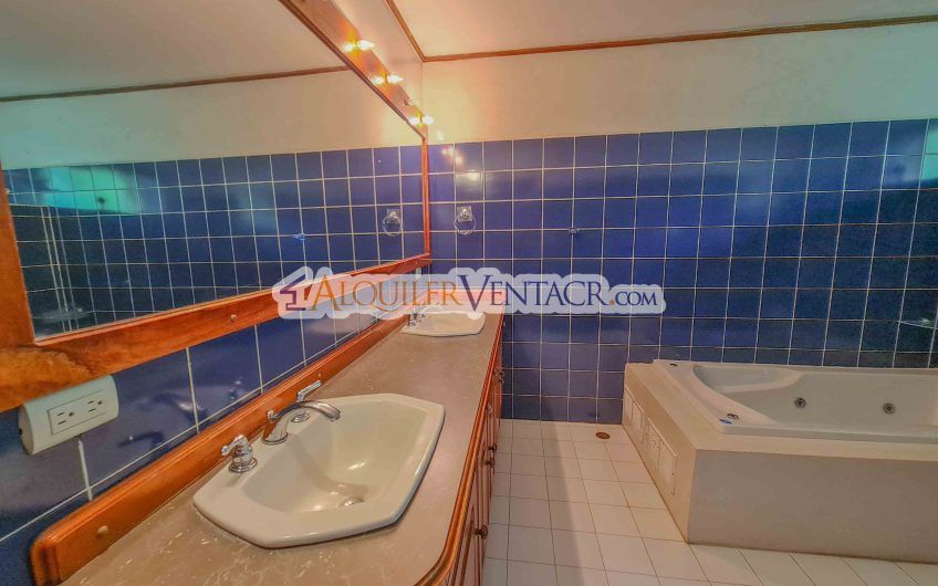 Casa con piscina propia y vista con 2.200 m2 de lote en Santa Ana Piedades