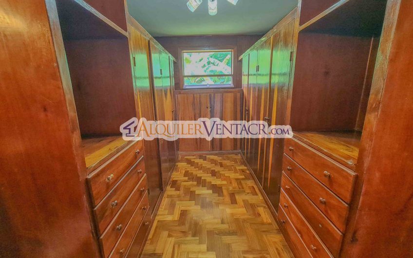 Casa con piscina propia y vista con 2.200 m2 de lote en Santa Ana Piedades