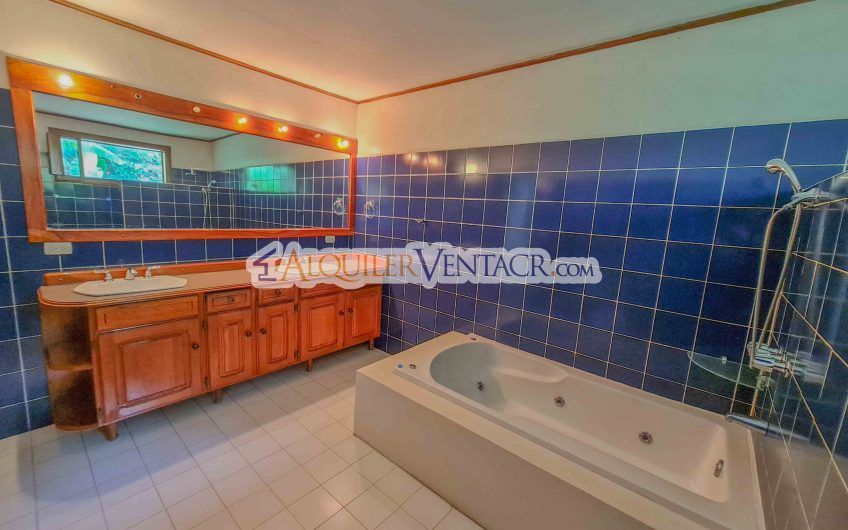 Casa con piscina propia y vista con 2.200 m2 de lote en Santa Ana Piedades