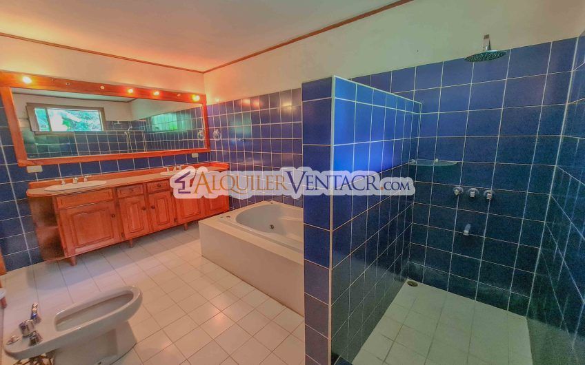 Casa con piscina propia y vista con 2.200 m2 de lote en Santa Ana Piedades