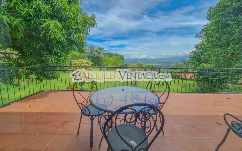 Casa con piscina propia y vista con 2.200 m2 de lote en Santa Ana Piedades