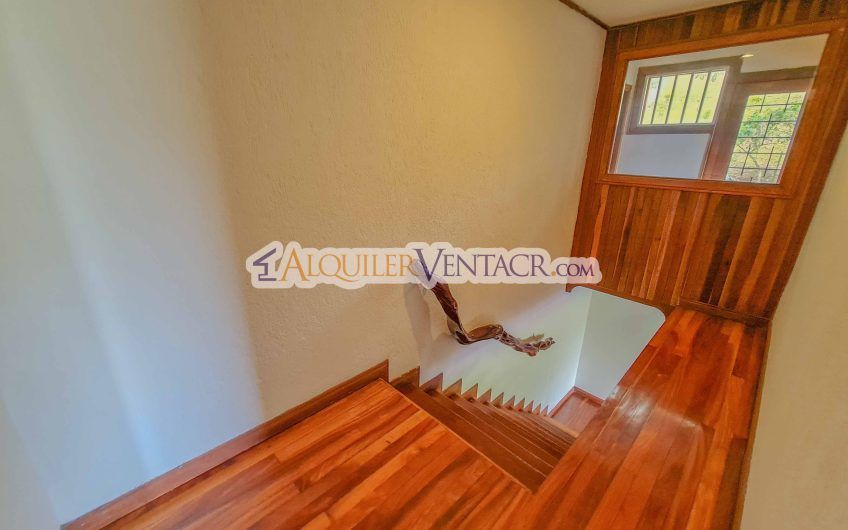 Casa con piscina propia y vista con 2.200 m2 de lote en Santa Ana Piedades