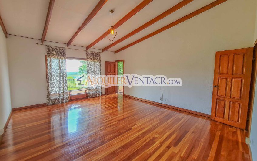 Casa con piscina propia y vista con 2.200 m2 de lote en Santa Ana Piedades