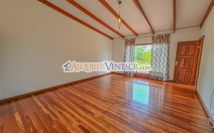 Casa con piscina propia y vista con 2.200 m2 de lote en Santa Ana Piedades