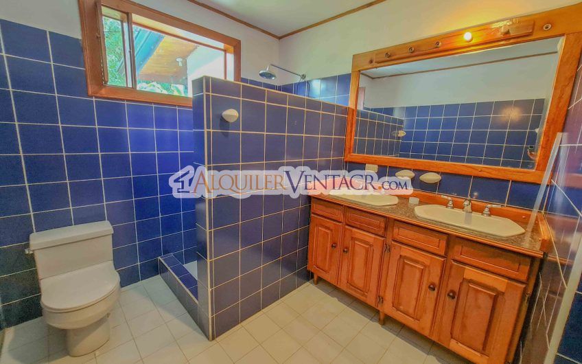 Casa con piscina propia y vista con 2.200 m2 de lote en Santa Ana Piedades