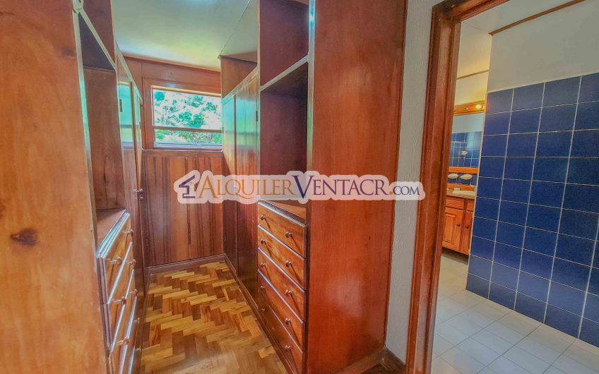 Casa con piscina propia y vista con 2.200 m2 de lote en Santa Ana Piedades