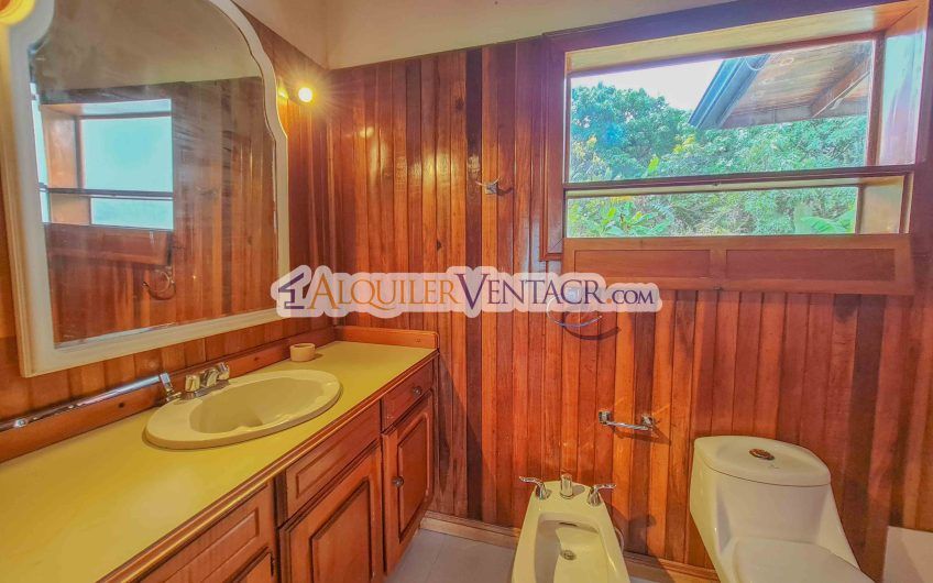 Casa con piscina propia y vista con 2.200 m2 de lote en Santa Ana Piedades