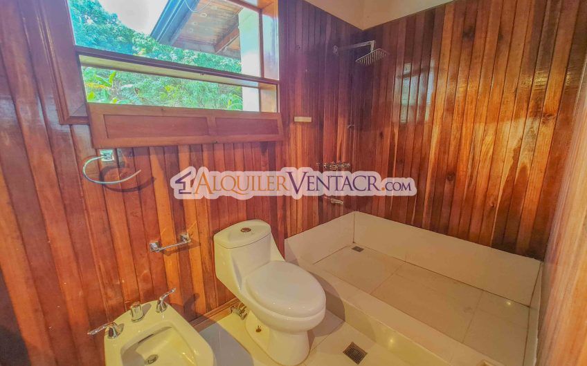 Casa con piscina propia y vista con 2.200 m2 de lote en Santa Ana Piedades