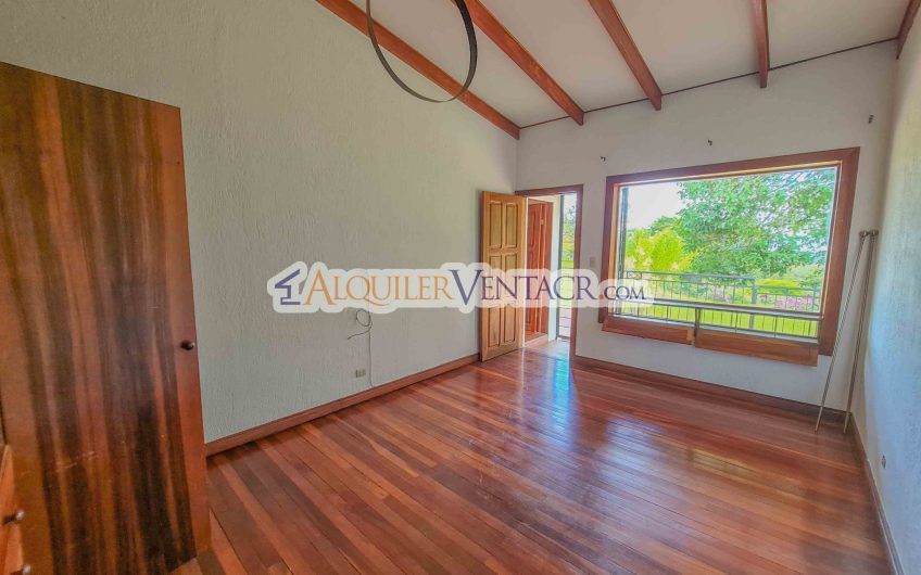 Casa con piscina propia y vista con 2.200 m2 de lote en Santa Ana Piedades