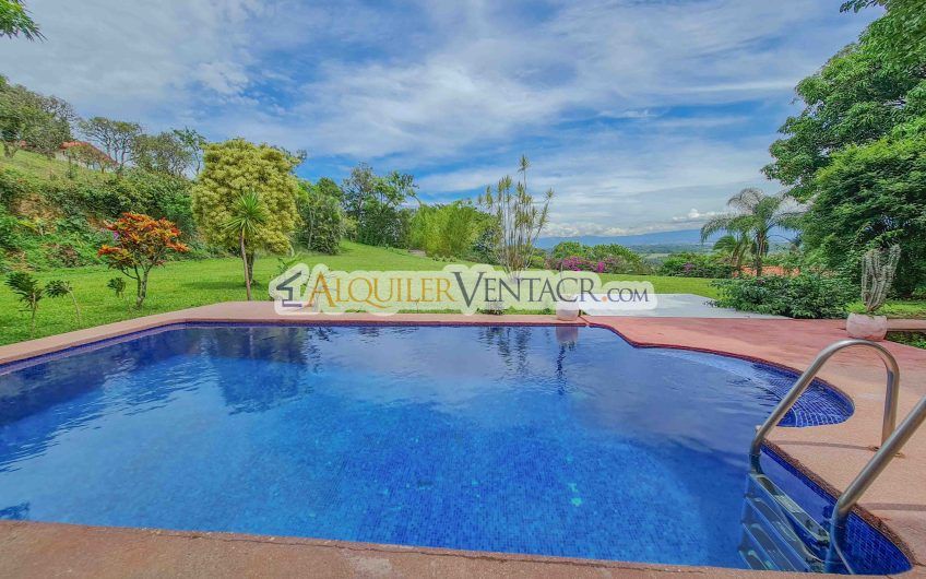 Casa con piscina propia y vista con 2.200 m2 de lote en Santa Ana Piedades