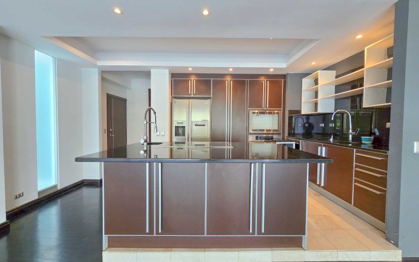 Apartamento en 1er nivel con terraza grande en Bello Horizonte Escazú