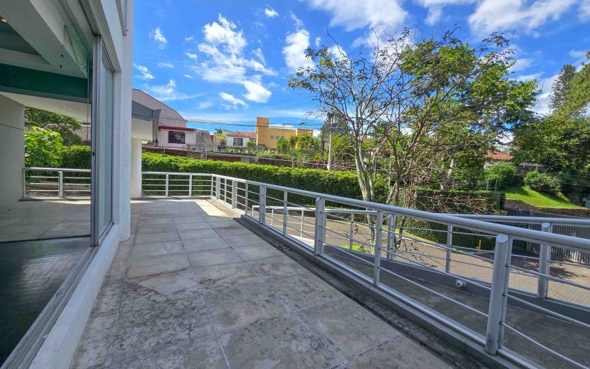 Apartamento en 1er nivel con terraza grande en Bello Horizonte Escazú