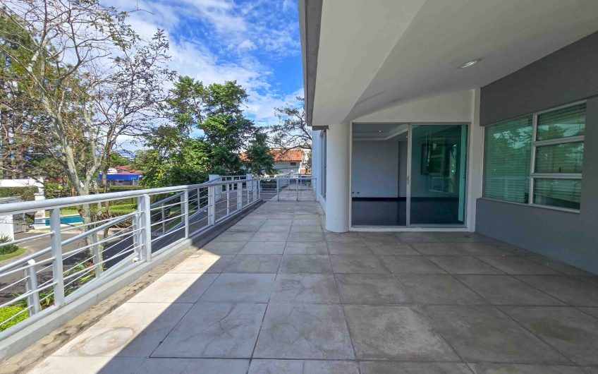 Apartamento en 1er nivel con terraza grande en Bello Horizonte Escazú