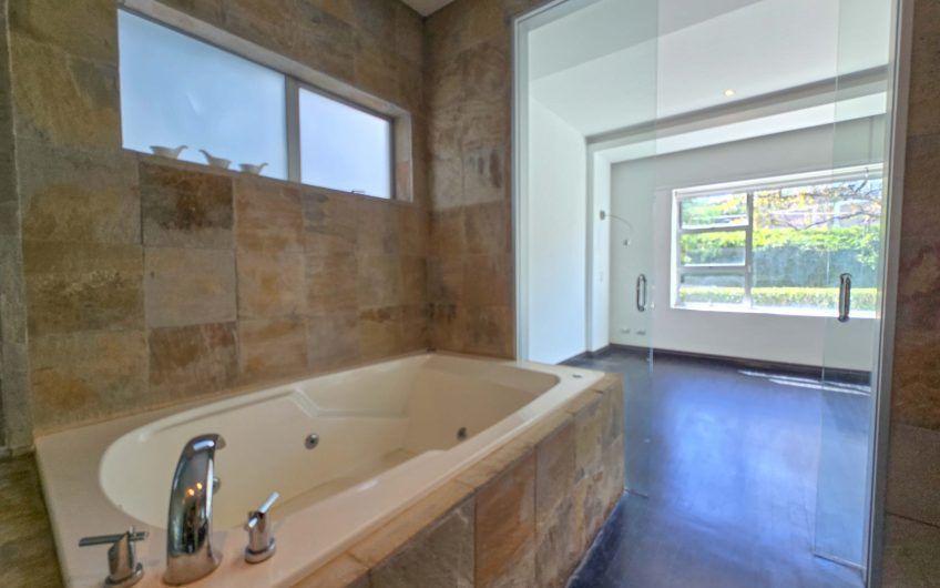 Apartamento en 1er nivel con terraza grande en Bello Horizonte Escazú