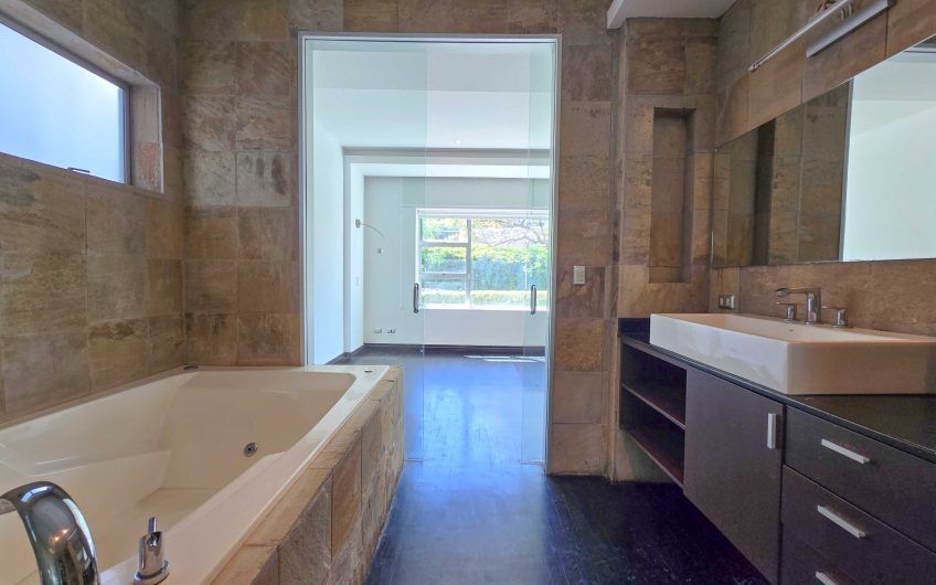 Apartamento en 1er nivel con terraza grande en Bello Horizonte Escazú