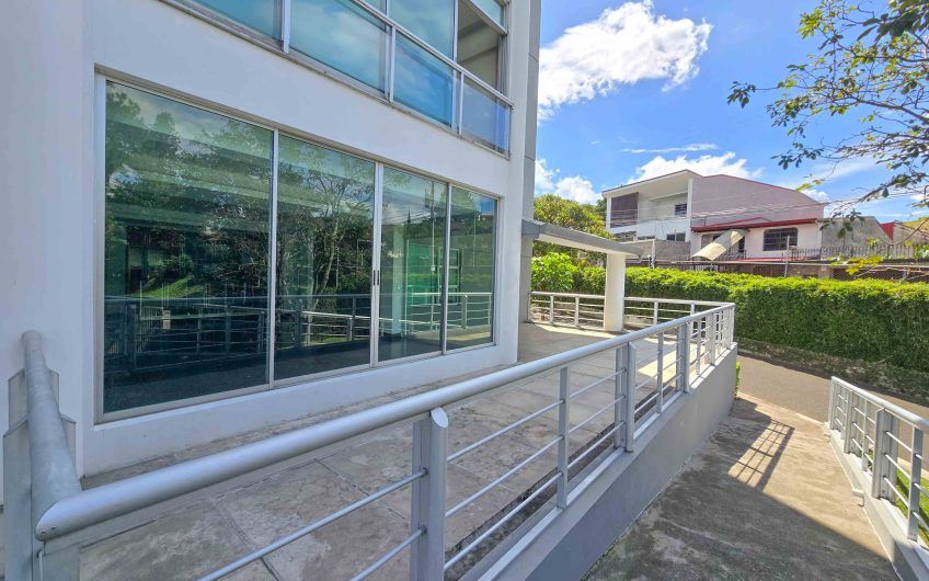 Apartamento en 1er nivel con terraza grande en Bello Horizonte Escazú