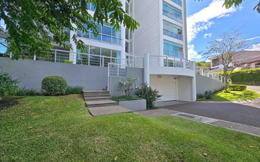 Apartamento en 1er nivel con terraza grande en Bello Horizonte Escazú