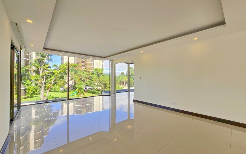 Apartamento de 3 habit. + de servicio con vista en Bello Horizonte Escazú