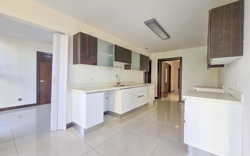 Apartamento de 3 habit. + de servicio con vista en Bello Horizonte Escazú