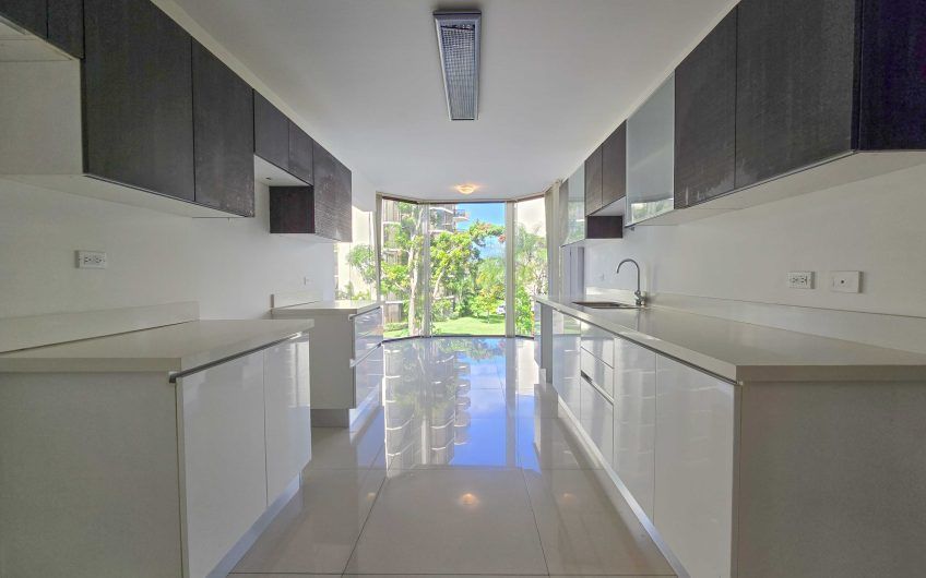 Apartamento de 3 habit. + de servicio con vista en Bello Horizonte Escazú