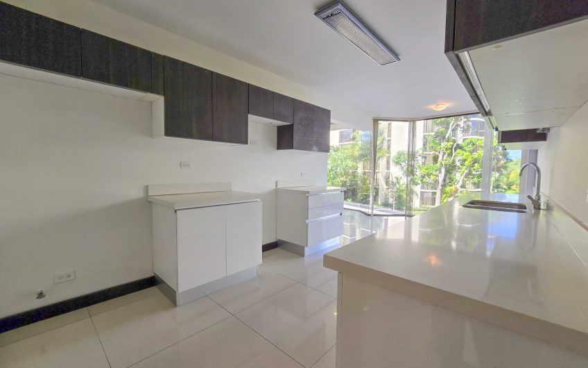 Apartamento de 3 habit. + de servicio con vista en Bello Horizonte Escazú