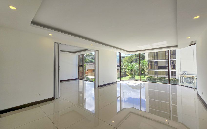 Apartamento de 3 habit. + de servicio con vista en Bello Horizonte Escazú