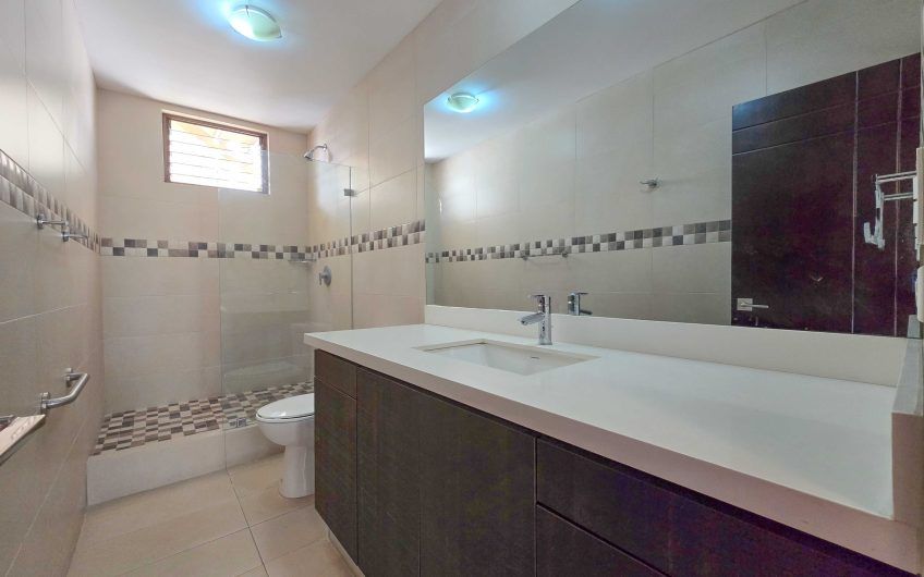 Apartamento de 3 habit. + de servicio con vista en Bello Horizonte Escazú