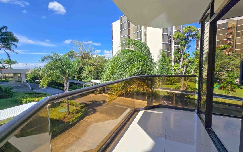 Apartamento de 3 habit. + de servicio con vista en Bello Horizonte Escazú