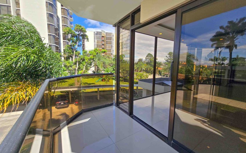 Apartamento de 3 habit. + de servicio con vista en Bello Horizonte Escazú