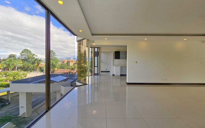 Apartamento de 3 habit. + de servicio con vista en Bello Horizonte Escazú