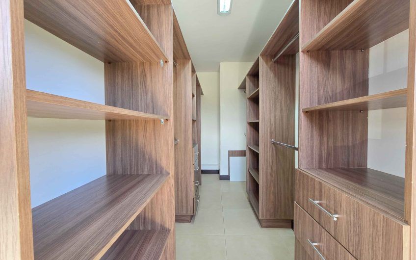 Apartamento de 3 habit. + de servicio con vista en Bello Horizonte Escazú