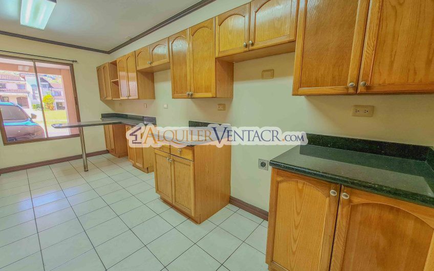 Condo de 3 habit.+ sala tv en San Antonio de Escazú