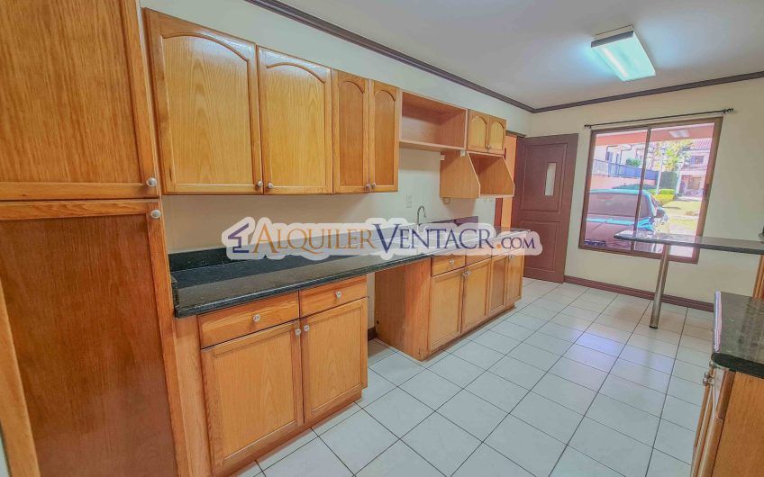 Condo de 3 habit.+ sala tv en San Antonio de Escazú