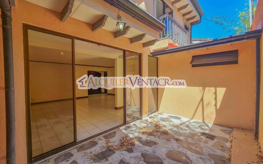 Condo de 3 habit.+ sala tv en San Antonio de Escazú