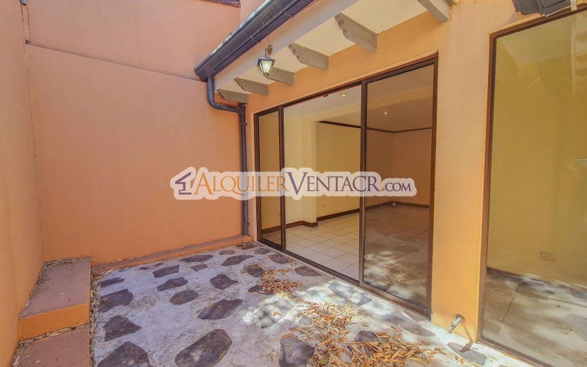 Condo de 3 habit.+ sala tv en San Antonio de Escazú