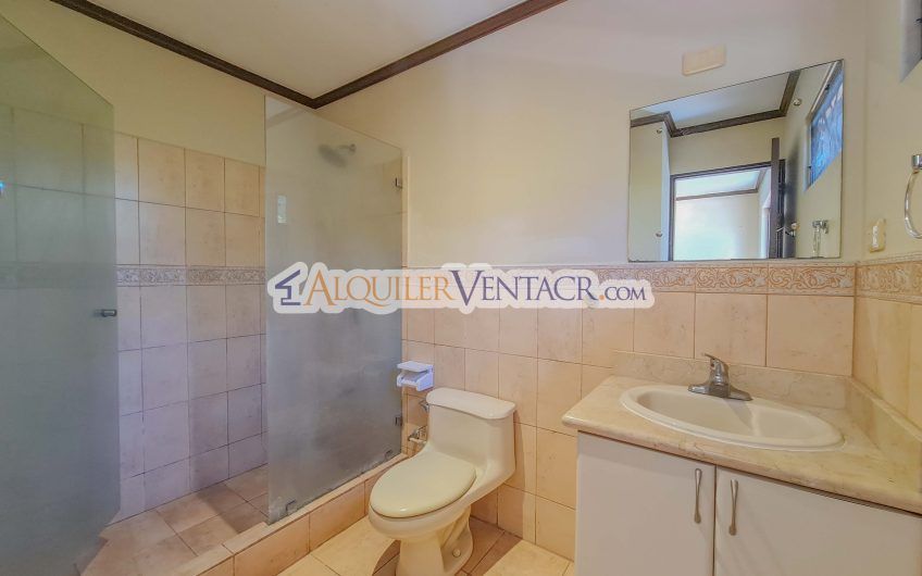 Condo de 3 habit.+ sala tv en San Antonio de Escazú