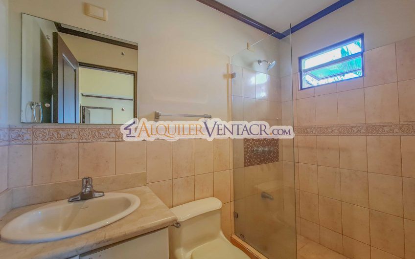 Condo de 3 habit.+ sala tv en San Antonio de Escazú