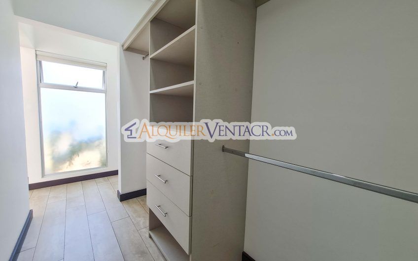 Condo de Un Nivel con jardín en Piedades Santa Ana